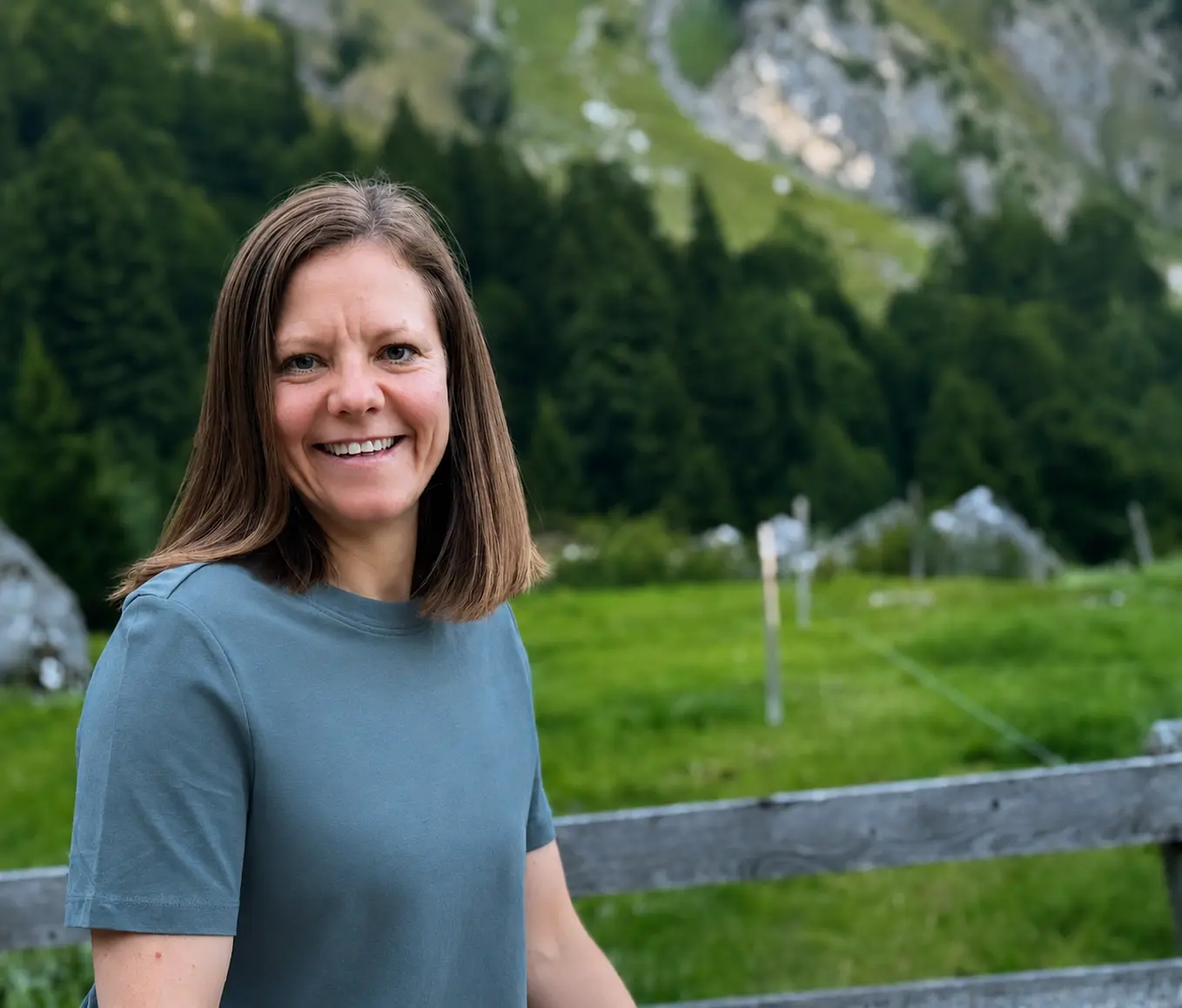 Portrait vor Berglandschaft